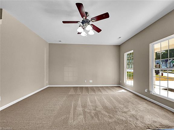 3rd image of 815 Woodlake Dr