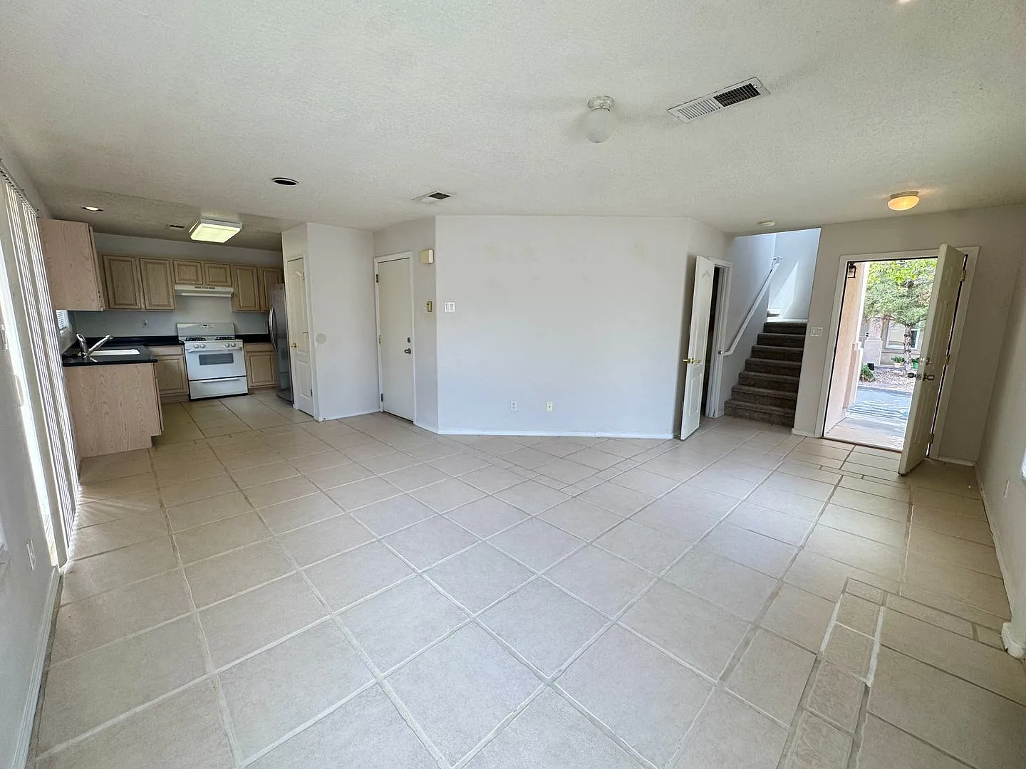 3 bedroom 2.5 bath in gated community — Photo 4