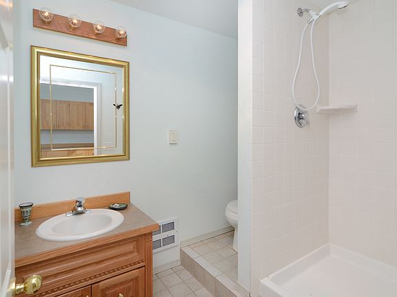 Bath w/Shower in Suite