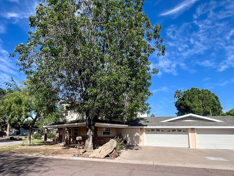 219 W Harmont Dr — Photo 16