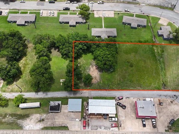 808 E 3rd St, Bonham, TX 75418
