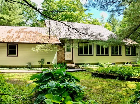 6116 Fairview Ln, Great Valley, NY 14741