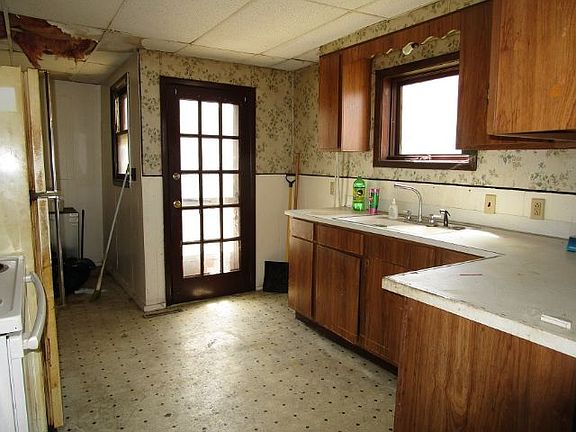 2nd image of 44 N Center St