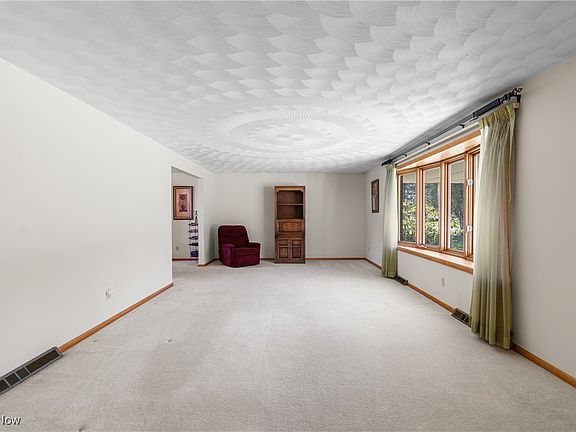 5th image of 5035 Oakridge Dr NE