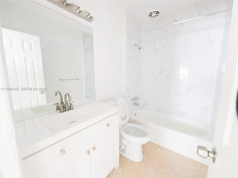 1590 NE 127th St #206 — Photo 5