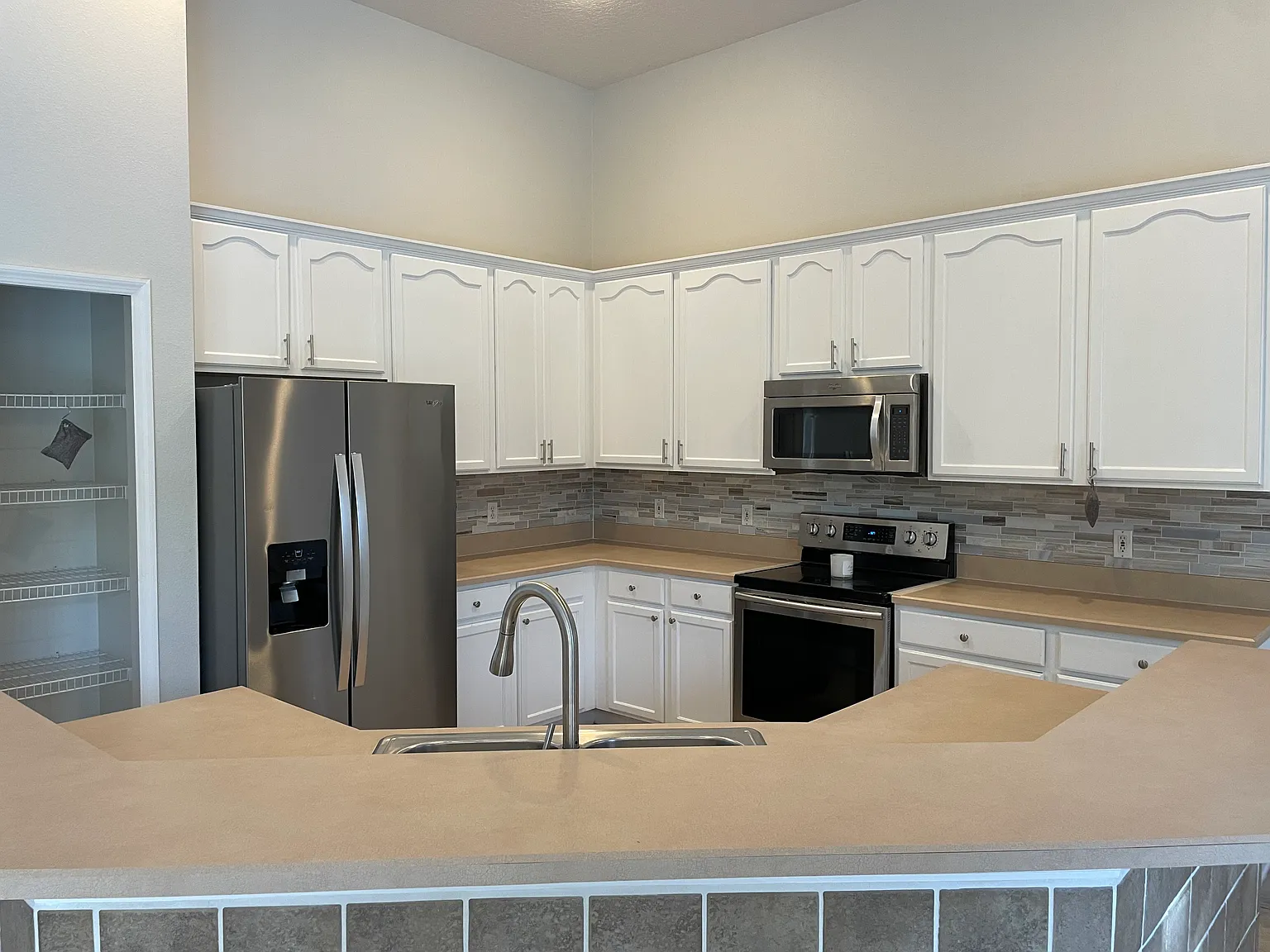 4 bed, 2136 sqft, $3,300 — Photo 3