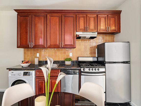 4th image of 207 W 109th St APT 4W
