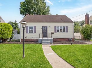 18 Sullivan Rd, Farmingdale, NY 11735
