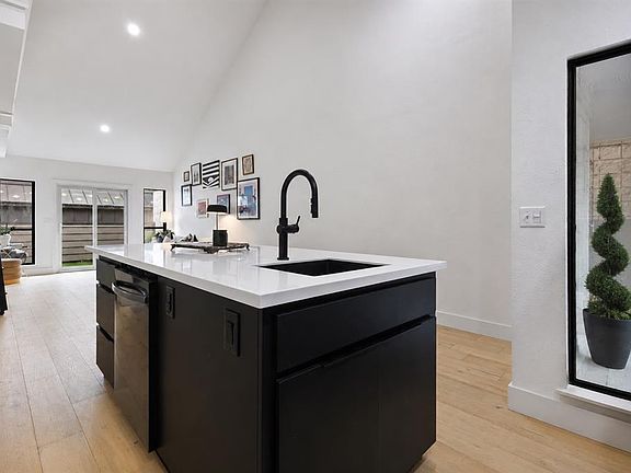 5th image of 931 NW 7th St APT 206