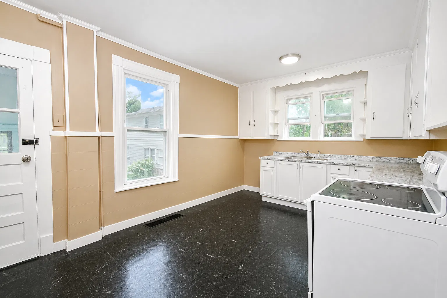 3 bed, 1210 sqft, $1,800 — Photo 2