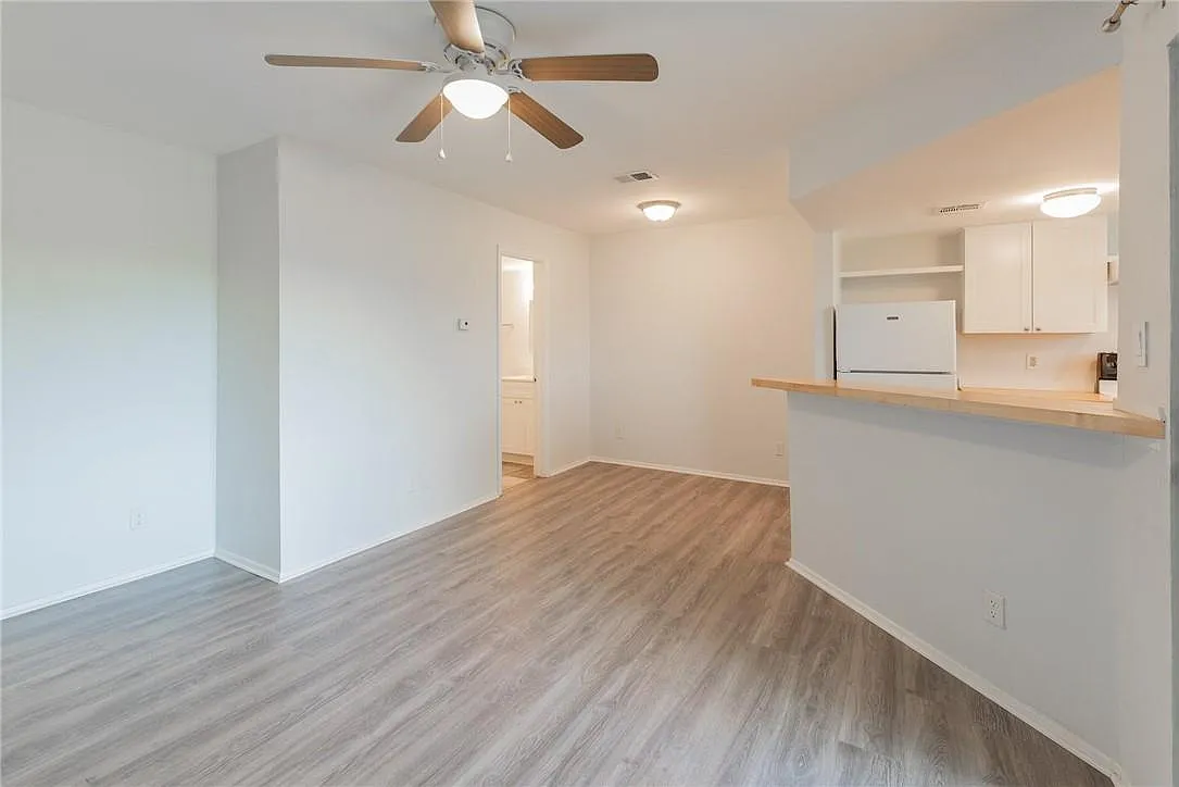 1 bed, 1.0 bath, 499 sqft, $1,000 — Photo 2
