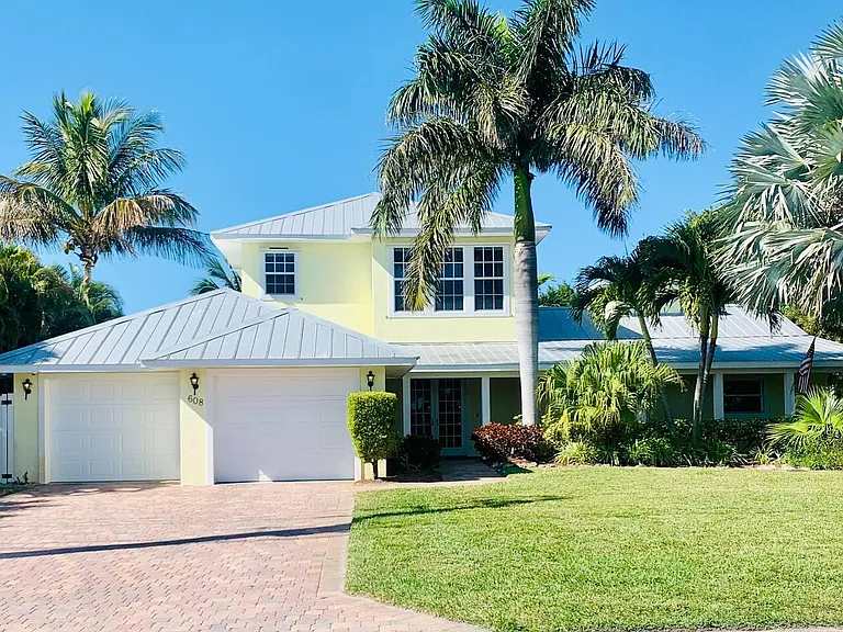 608 Key Royale Dr — Photo 1