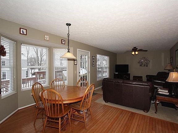 3rd image of 910 Evergreen Park Ln