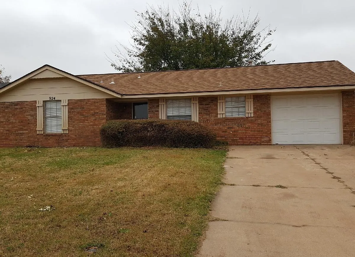 3 bed, 1.5 bath, 1061 sqft, $1,200 — Photo 1