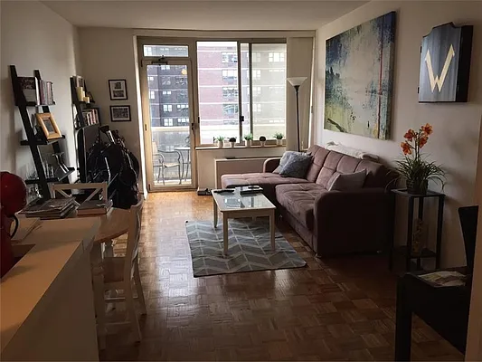 Rented by Warburg | media 30