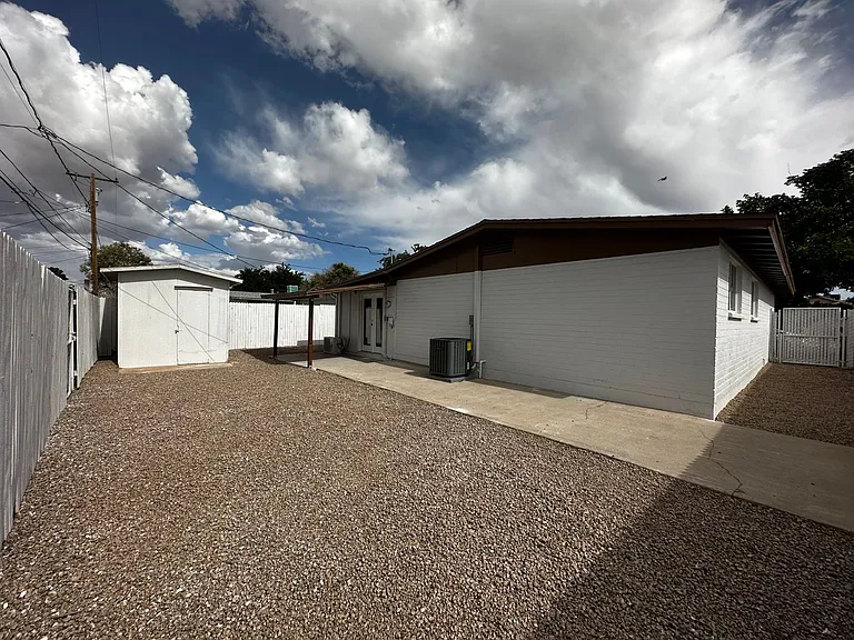 1947 Hope Ave — Photo 23