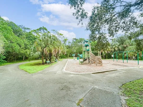 8690 NW 40th St, Pompano Beach, FL 33065