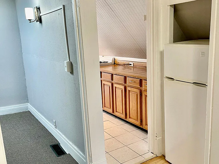 593 W Ferry St #7 — Photo 6