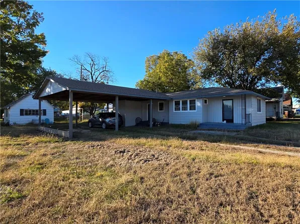 109 N McGee St, Caney, KS 67333