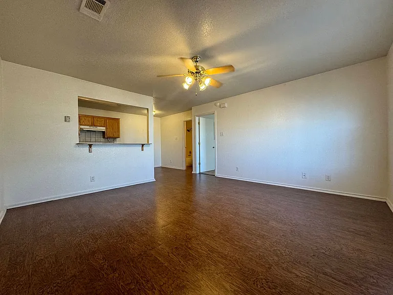 411 E Central TX Expwy — Photo 47