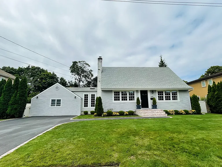 1558 Scriven Ave — Photo 1