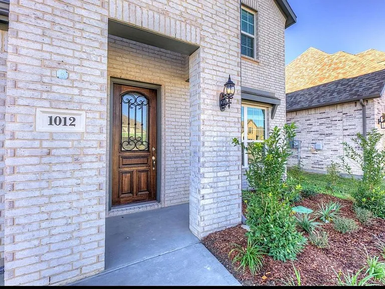 1012 Rosebay Dr — Photo 2