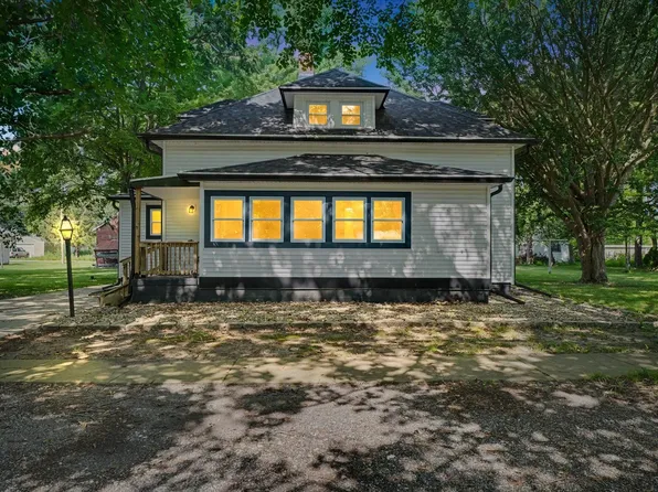 15 N Locust St, Pesotum, IL 61863