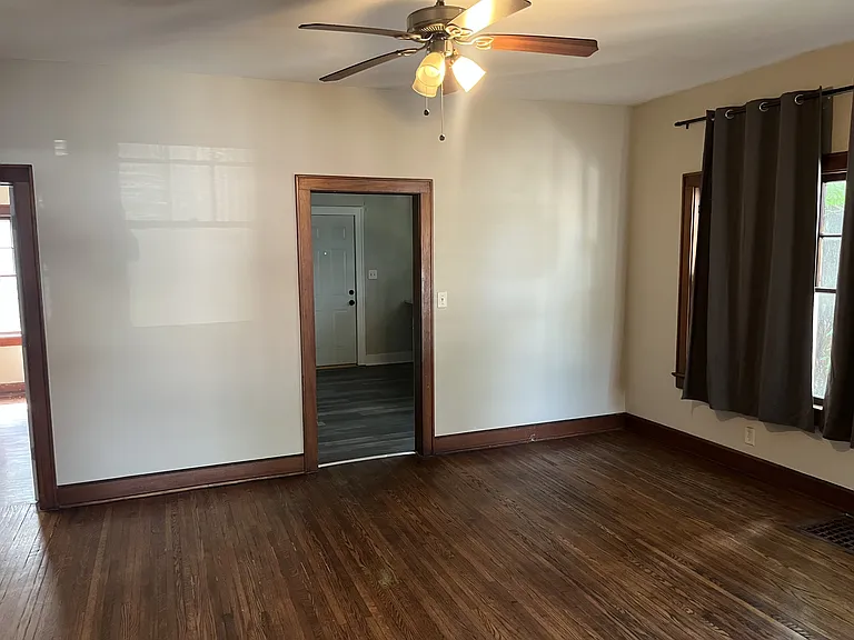 1216 N Limestone St — Photo 3