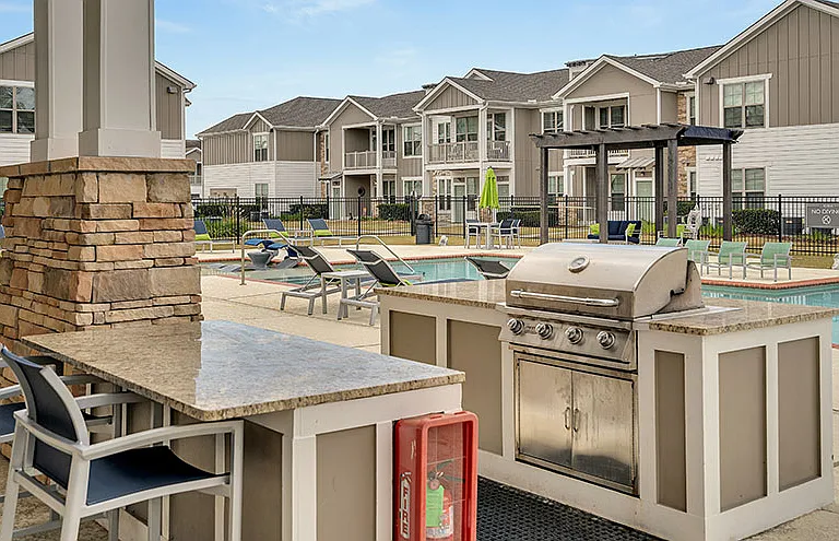 Retreat at Fremaux Town Center Apartments — Photo 28