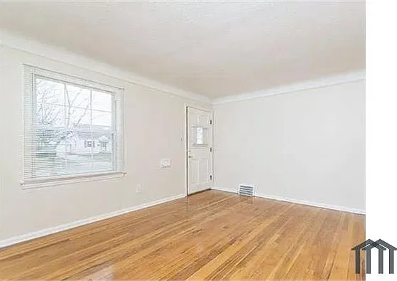 3 bed, 987 sqft, $1,819 — Photo 3