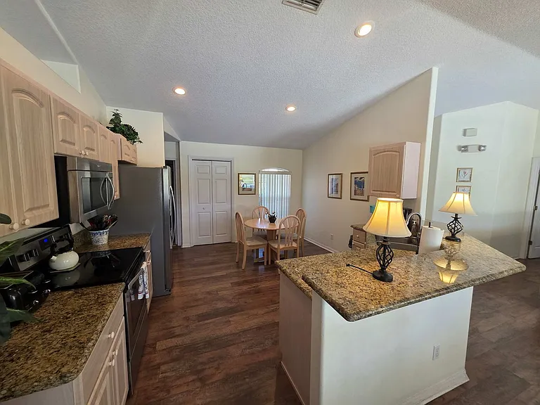1398 N Foxrun Ter — Photo 27