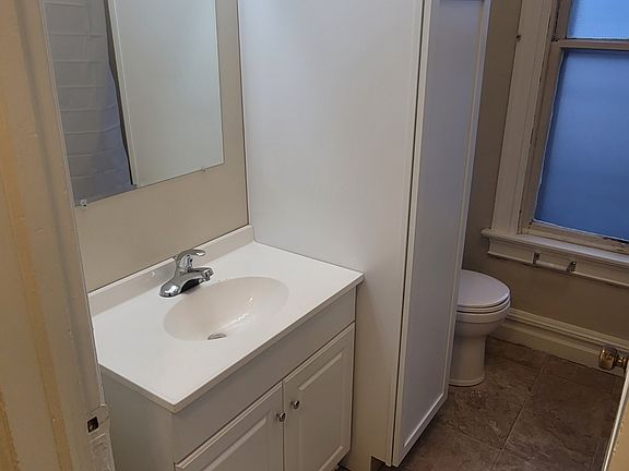 3rd image of 1104 Bridge St #17512932