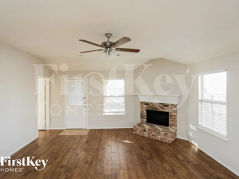 316 Meagan St — Photo 2