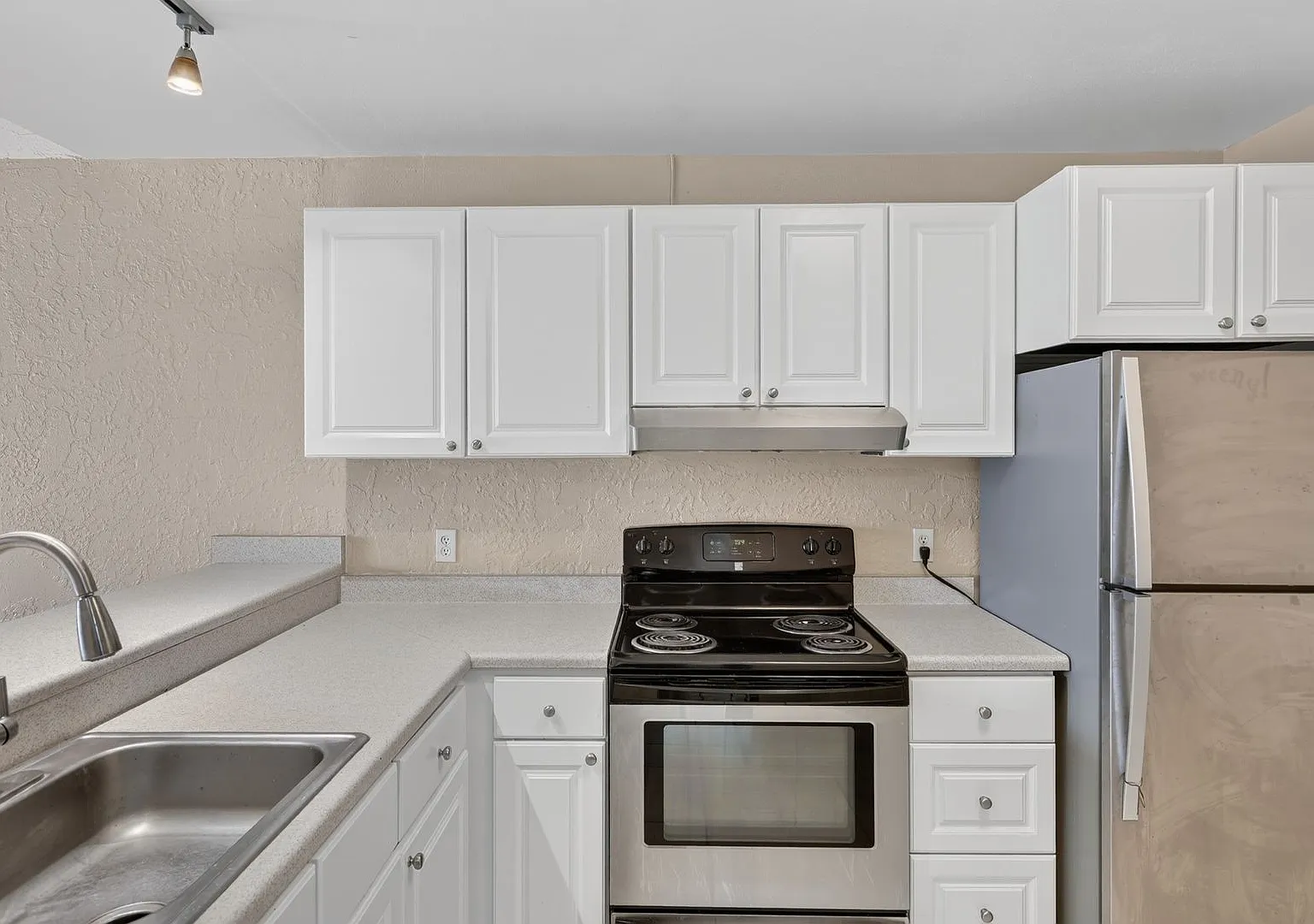 3BR/2BA Penthouse Near CU | Flatirons Views | Pool | Fitness Center — Photo 4