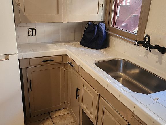 5th image of 880 N Park Ave #880