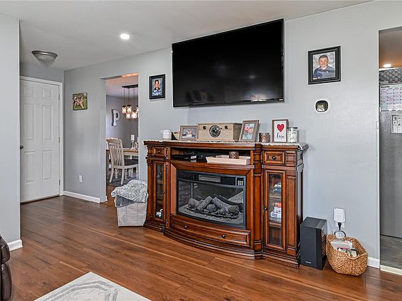 4th image of 400 Circle Dr