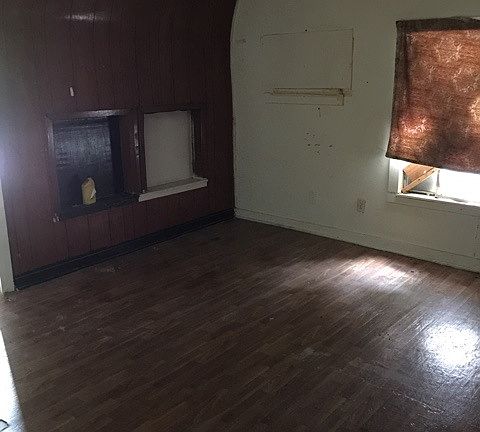 3rd image of 866 N Victory Dr
