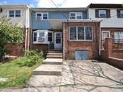 38 Suburbia Dr, Jersey City, NJ, 07305
