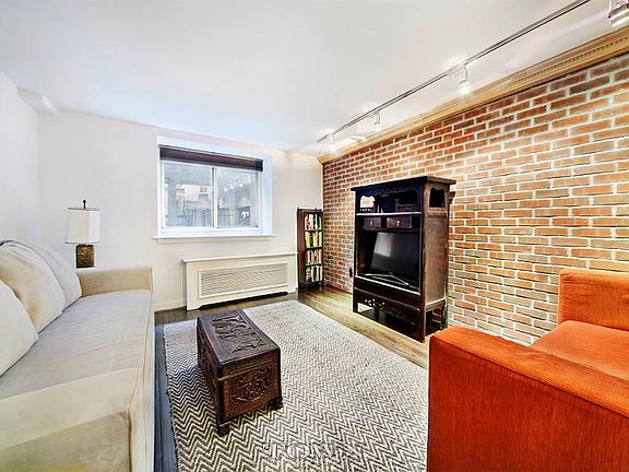 4th image of 211 Thompson St APT Glj