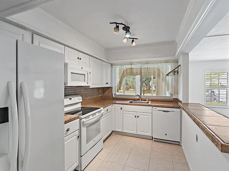 5570 Tamberlane Cir #131 — Photo 11