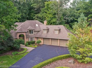 8483 Elkrun Dr, Clarkston, MI 48348