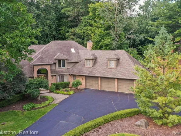 8483 Elkrun Dr, Clarkston, MI 48348