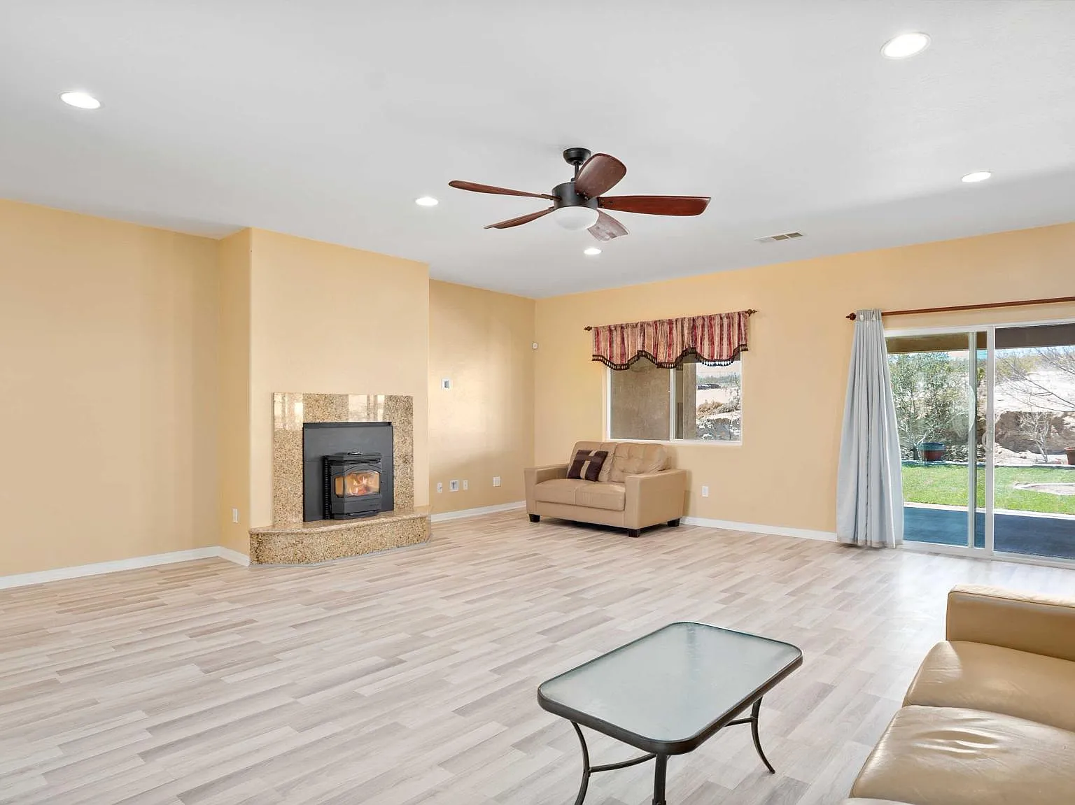 3 bed, 2303 sqft, $2,400 — Photo 3