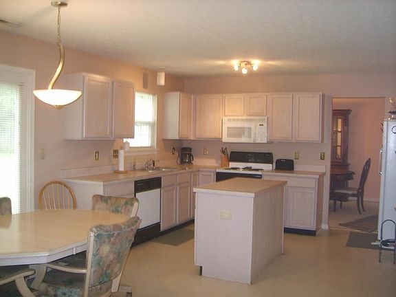 5th image of 748 Acorn Woods Dr