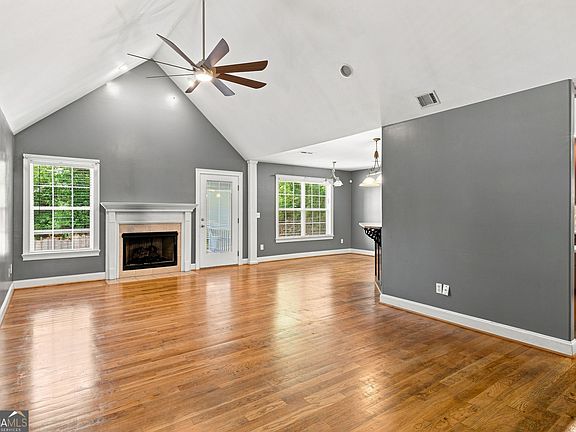 3rd image of 108 Thornwood Dr SW