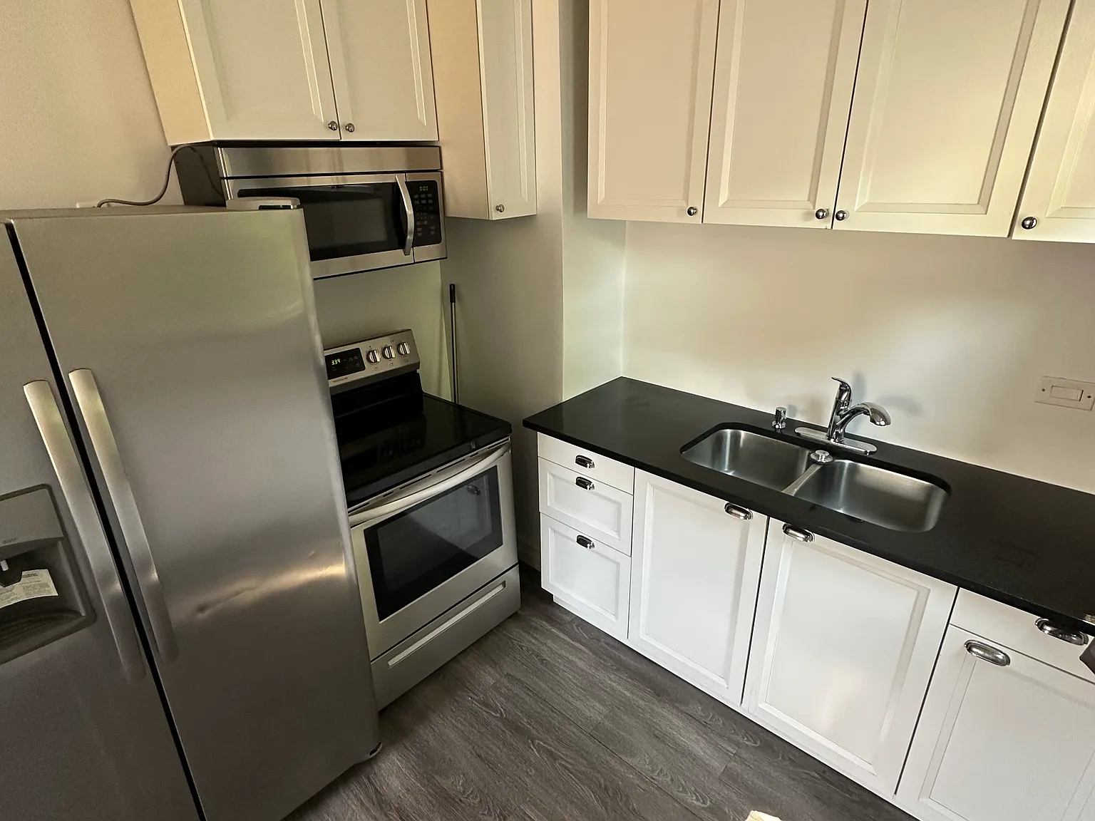 3 bed, 906 sqft, $1,200 — Photo 3