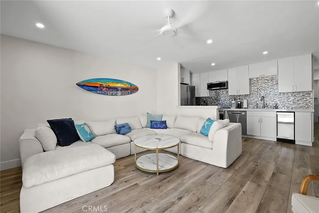 3 bed, 1452 sqft, $6,900 — Photo 3