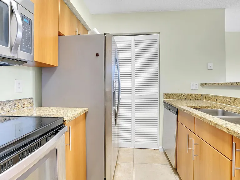 1385 Crystal Way #M — Photo 14