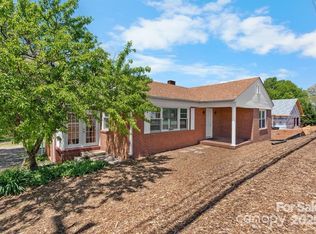 3015 N Center St NW, Hickory, NC 28601