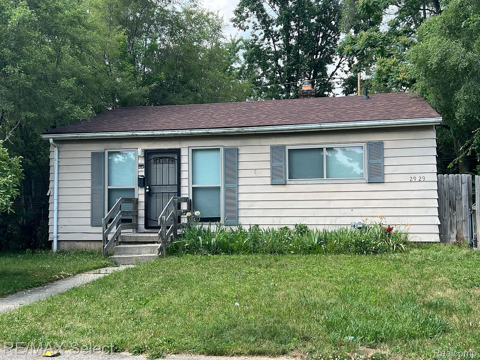2929 Plainfield Ave photo 1